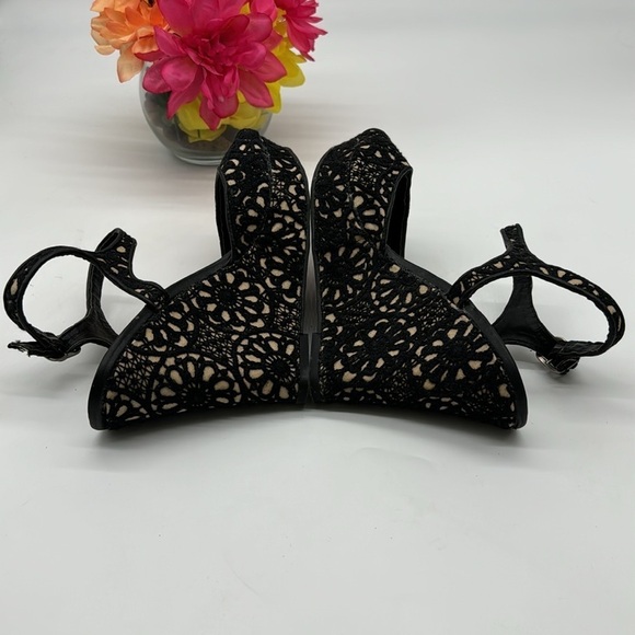 Fergalicuous Black tan Scroll Pattern Wedge Sandals Size 8.5 BSN5916E - Picture 4 of 7